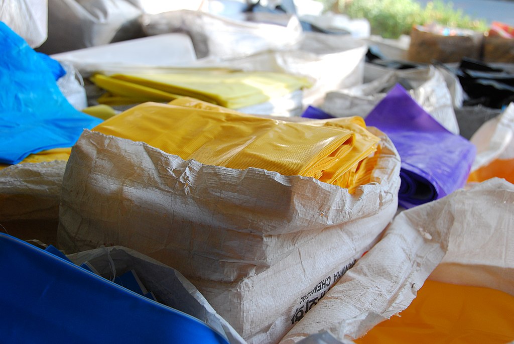 1024px-Plastic_bags_((in_plastic_bags)_in_a_plastic_bag_store)_(2061879943)1660735805.jpg