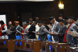 Newly elected HoR members sworn in